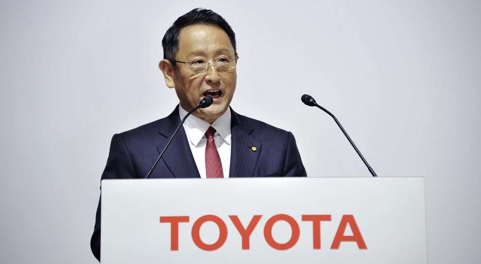 Akio Toyoda e i dubbi sull’elettrico: meglio convertire le auto